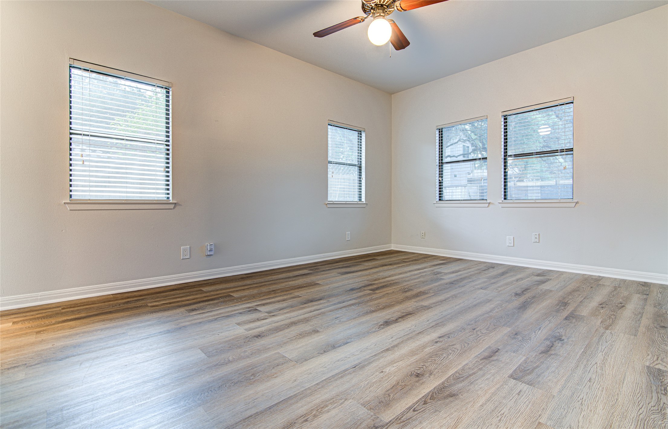 311 West Mary Street Austin, TX 78704 - Photo 19 of 35 A spacious room offers comfortable living with ample natural light.
