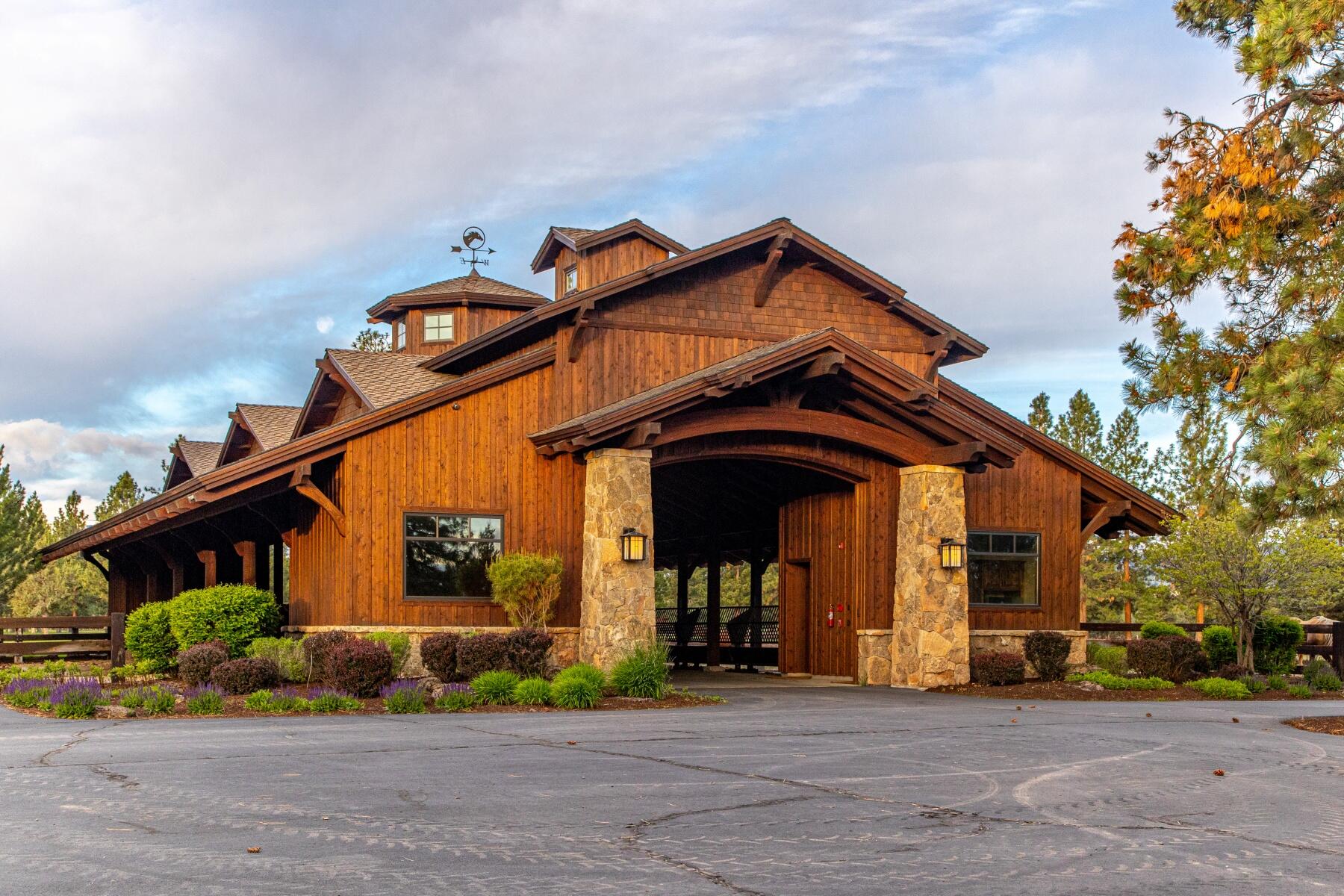 16400 Jordan Road Sisters, OR 97759 - Photo 44 of 101 Hay & Cattle Barn