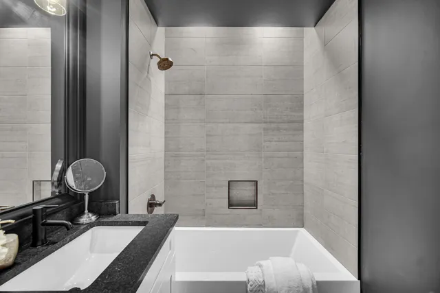 $424,900 | 3107 South Giles Avenue, Unit 4, Chicago, IL 60616