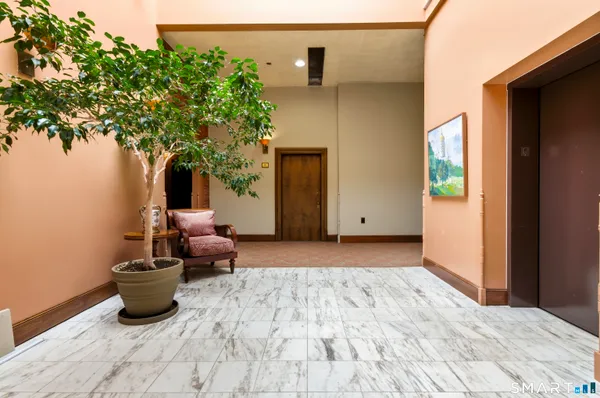 $2,100 | 1 Linden Place, Unit 513, Hartford, CT 06106