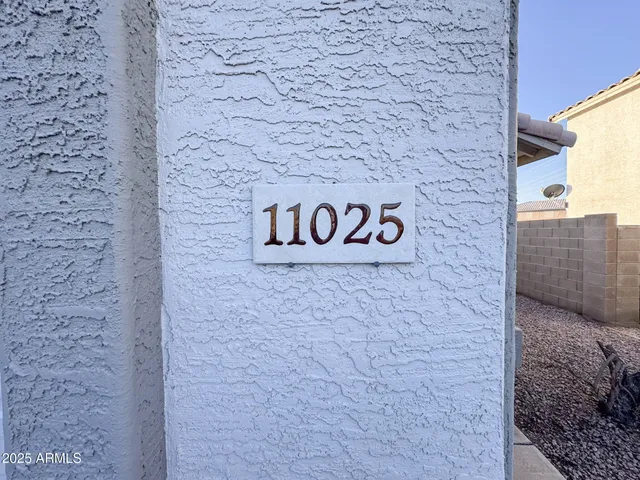 a view of a house with backyard and bushes