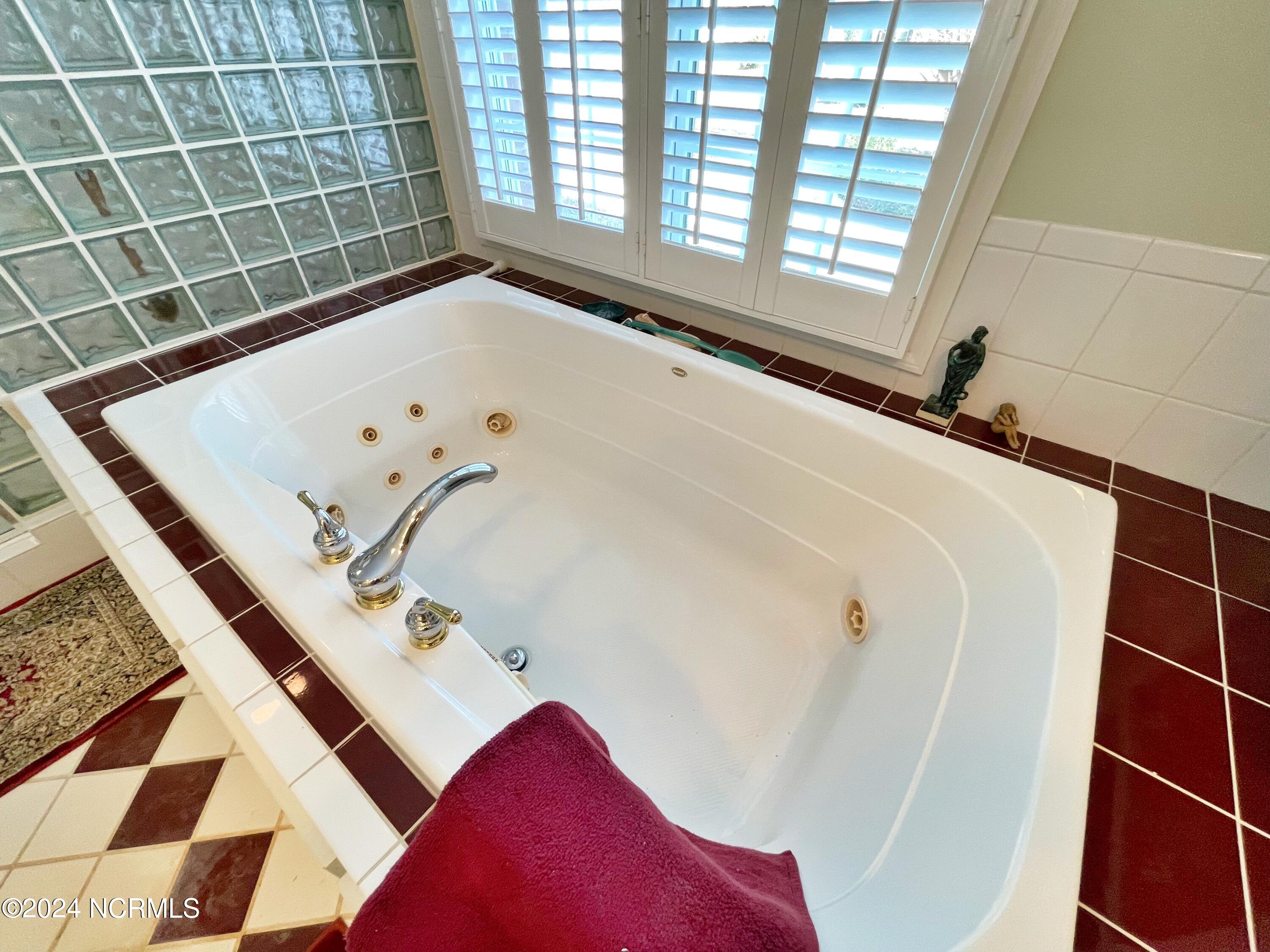 214 Nydegg Road New Bern, NC 28562 - Photo 32 of 76 LARGE JETTED TUB
