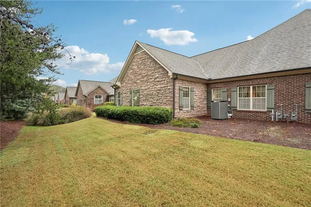 a view of a house with backyard and porch