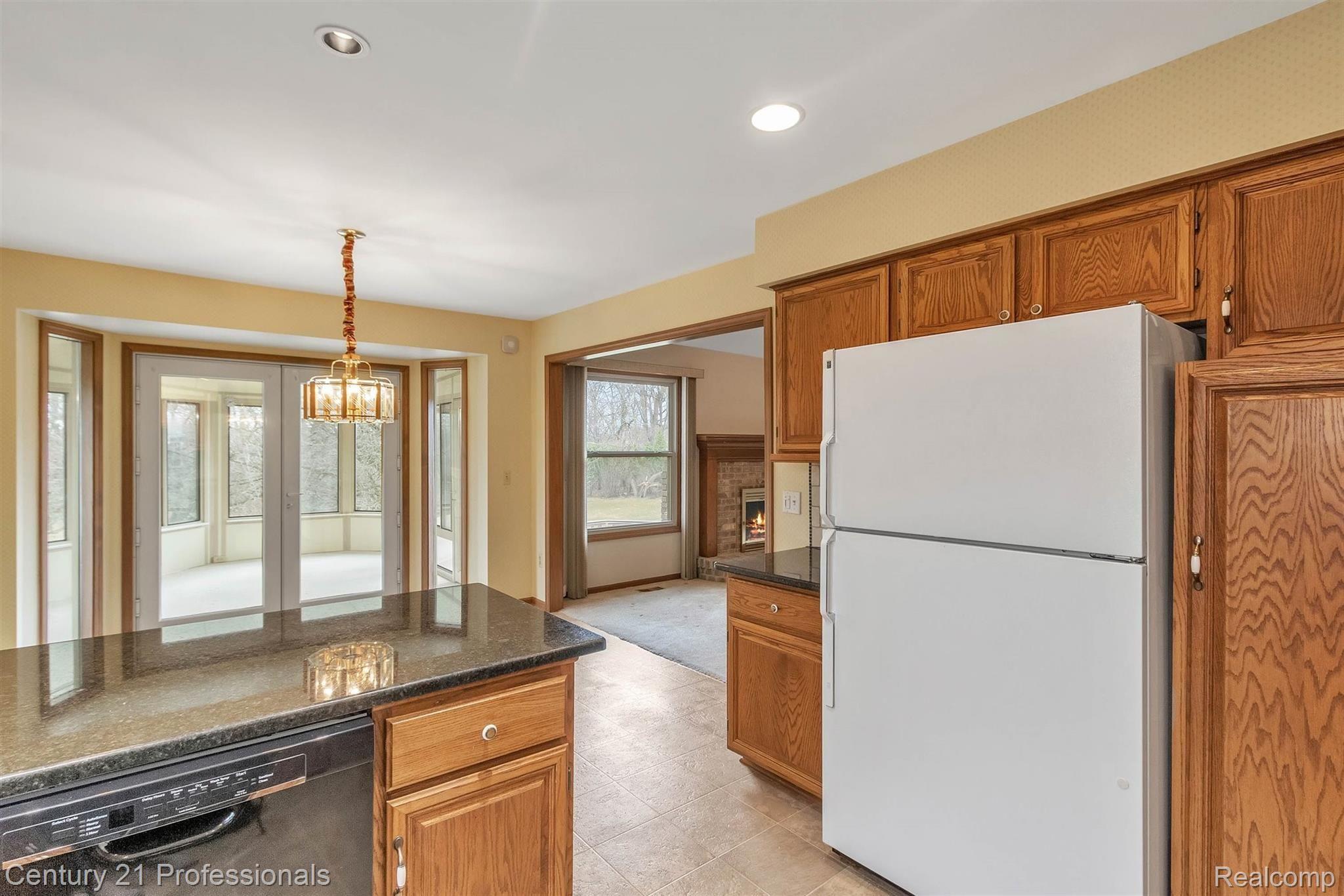 1605 Crestline Lane Rochester, MI 48307 - Photo 14 of 43 17-1605 Crestline Ln-WindowStill-Real-Estate-Photography-17.jpg