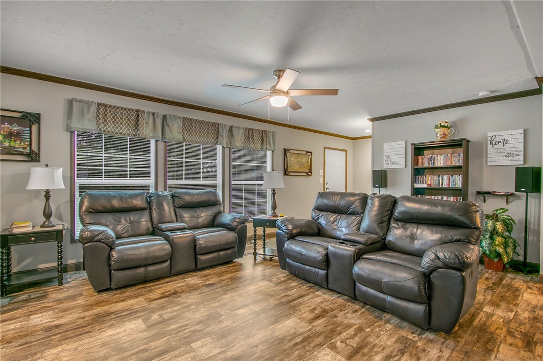 441 Oak Shores Road Anderson, SC 29625 - Photo 9 of 36 Living room