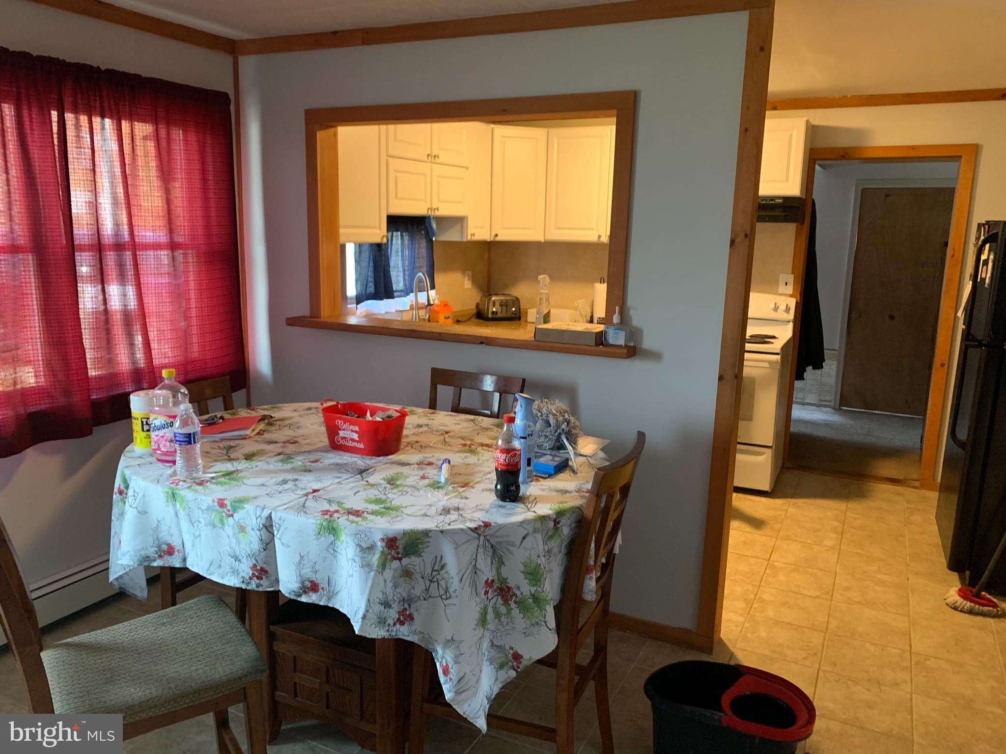 16 Spring Lane Levittown, PA 19055 - Photo 4 of 15 Breakfast bar , dining table