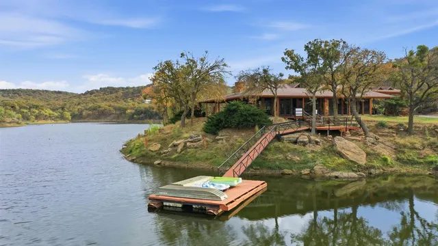 a black and white photo of a picture