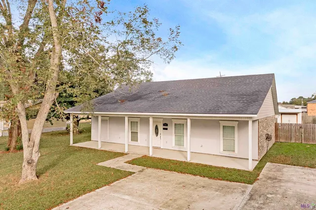 $1,800 | 760 Ave B, Port Allen, LA 70767