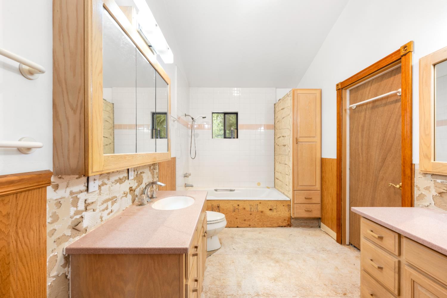 7321 Morning Canyon Road Placerville, CA 95667 - Photo 20 of 39 a spacious bathroom with a bathtub sink and mirror
