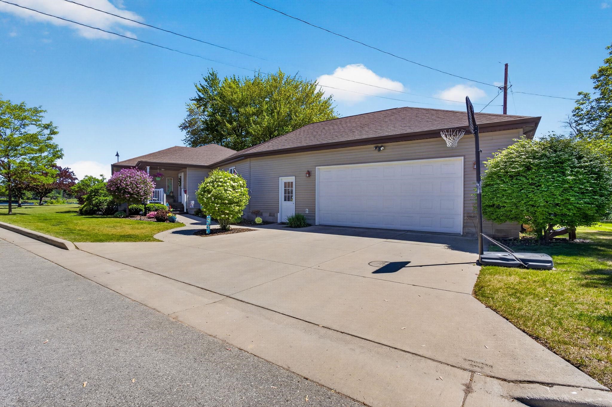 2829 Riverside Avenue Marinette, WI 54143 - Photo 4 of 41