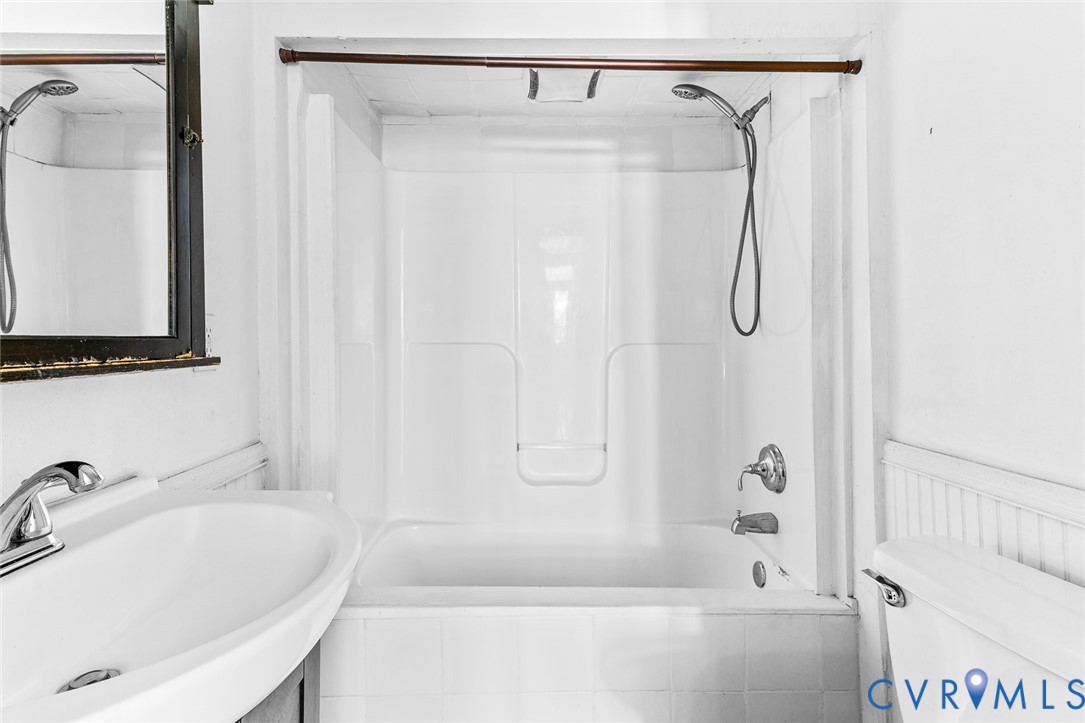 607 South Laurel Street Richmond, VA 23220 - Photo 7 of 14 a bathroom with a shower and a sink