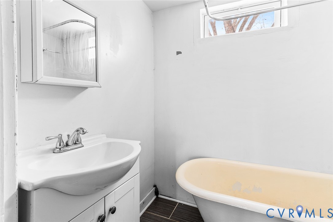607 South Laurel Street Richmond, VA 23220 - Photo 10 of 14 a bathroom with a sink and a bathtub