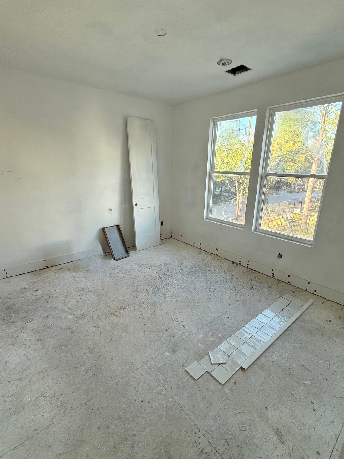 2015 Hopkins Street Houston, TX 77006 - Photo 11 of 50 an empty room with windows