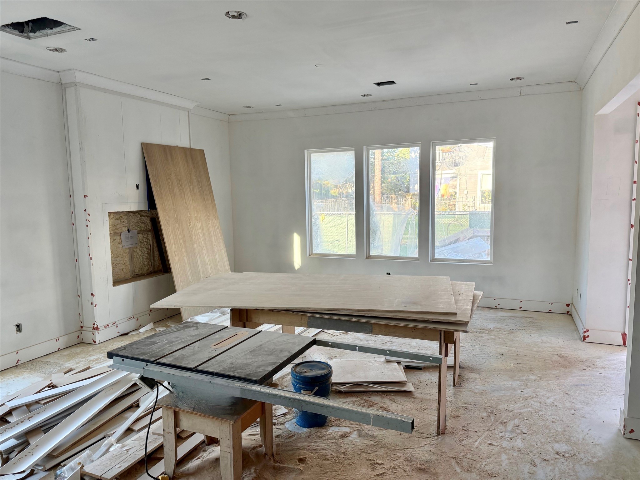2015 Hopkins Street Houston, TX 77006 - Photo 6 of 50 a living room with a couch and a window