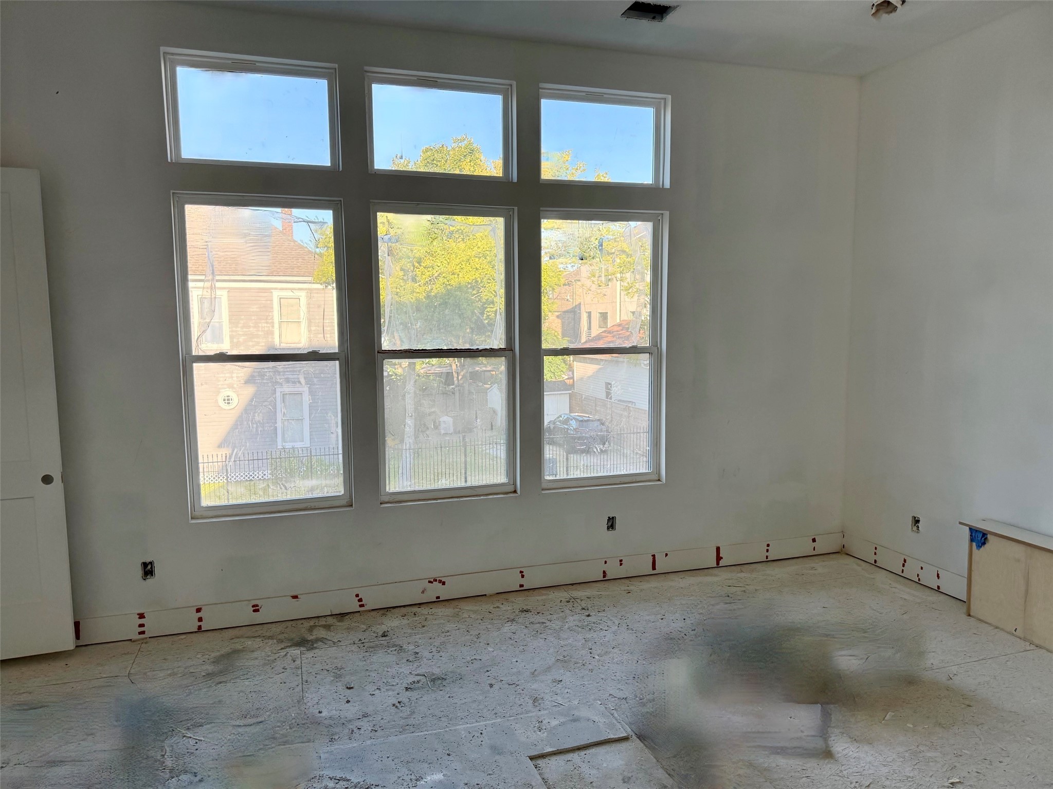 2015 Hopkins Street Houston, TX 77006 - Photo 8 of 50 an empty room with a window