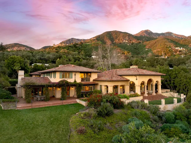 a view of a yard with a house in the background
