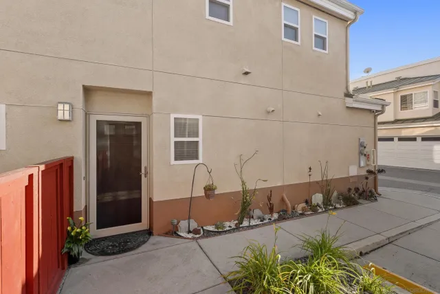 $1,080,000 | 555 Eaton Street, Unit N, Oceanside, CA 92054