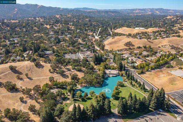 an aerial view of residential house and lake view
