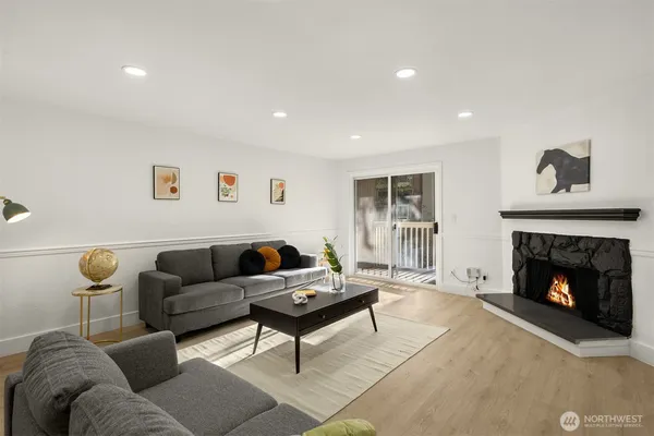 $398,000 | 14527 Northeast 40th Street, Unit G104, Bellevue, WA 98007