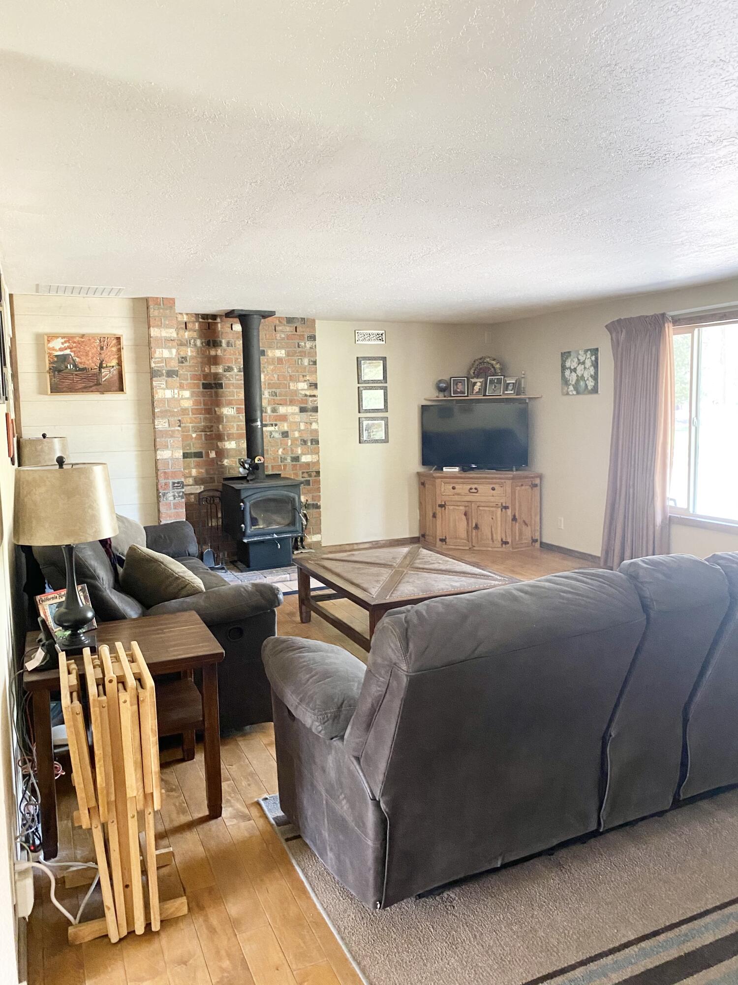 15485 Federal Road La Pine, OR 97739 - Photo 5 of 26 Living Room
