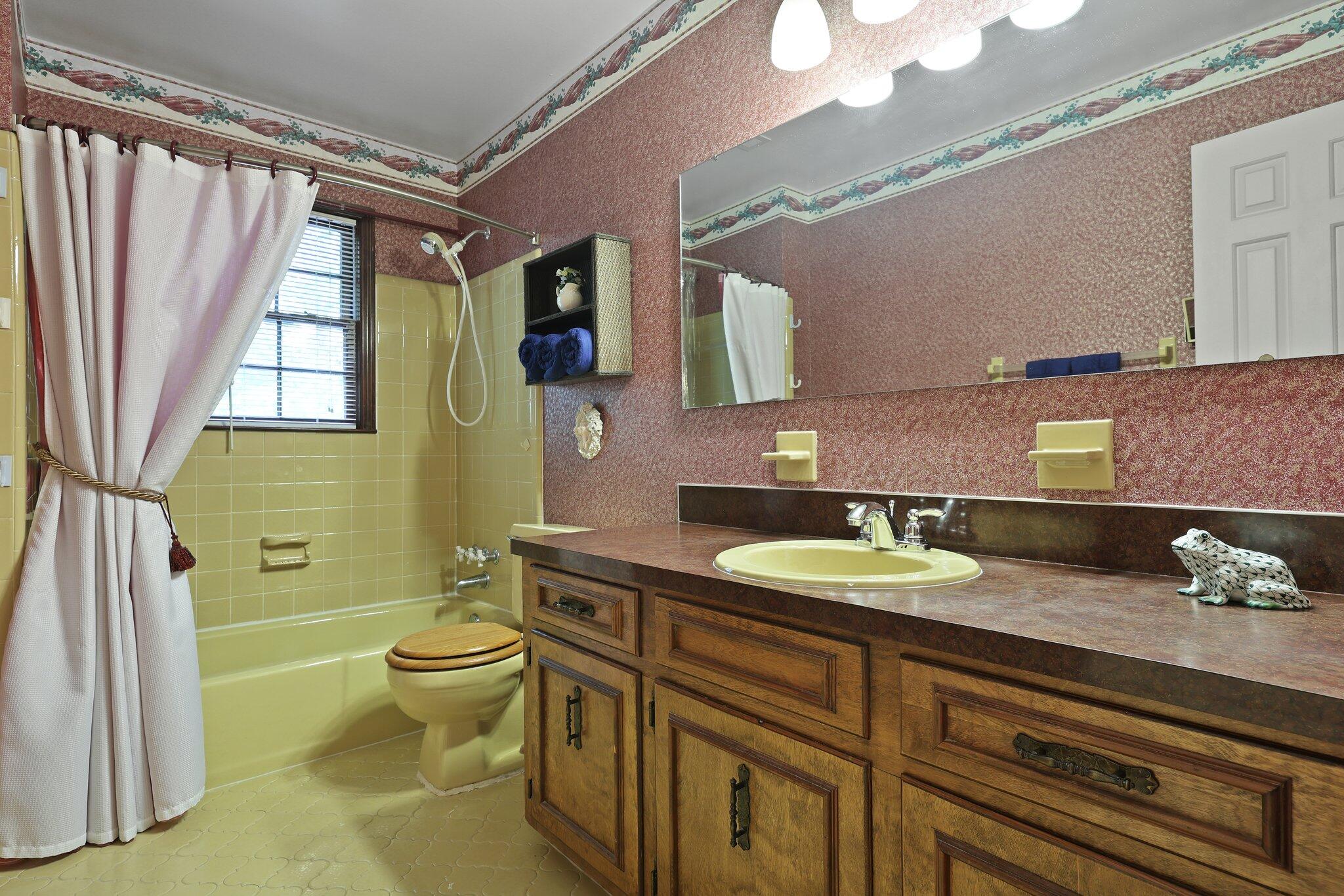 8147 Waltham Road North Charleston, SC 29406 - Photo 18 of 32 Guest bath upstairs