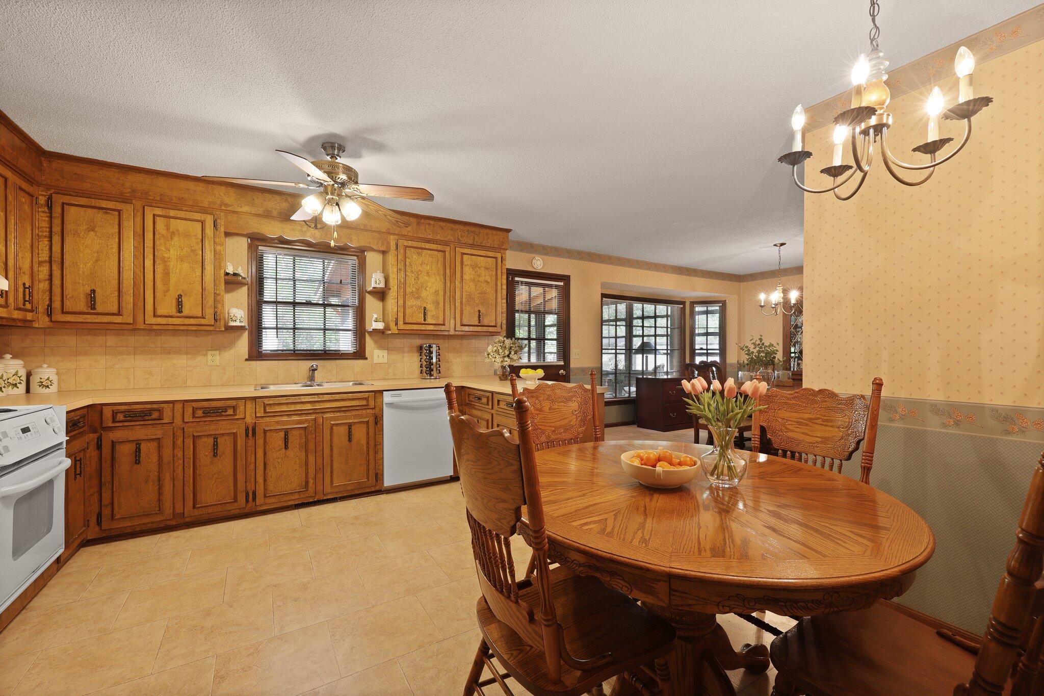 8147 Waltham Road North Charleston, SC 29406 - Photo 7 of 32 Dine in