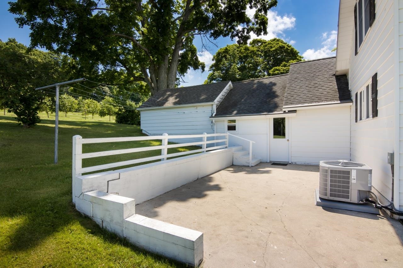 317 South Stony Point Road Suttons Bay, MI 49682 - Photo 12 of 38 1924131-eb02a1c4-98fd-409f-87c4-e0d18b2e56c1.JPG