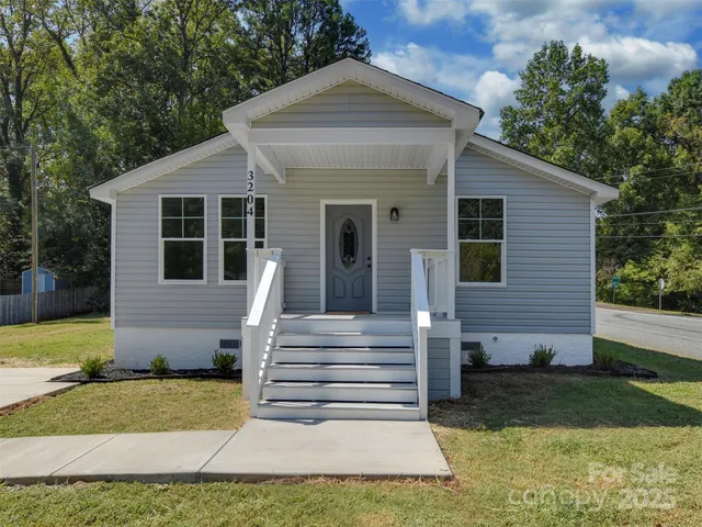 a view of a house with backyard