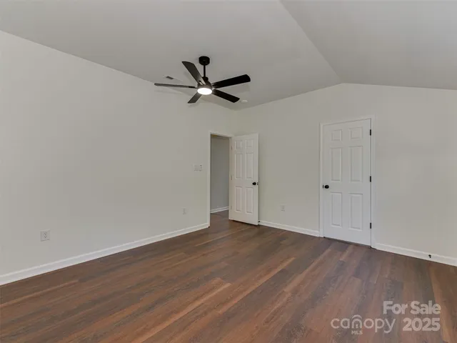 a view of a backyard with barn