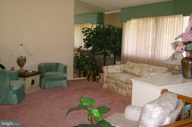 6 Eden Roc Court Baltimore, MD 21208 - Photo 11 of 30 Living Room