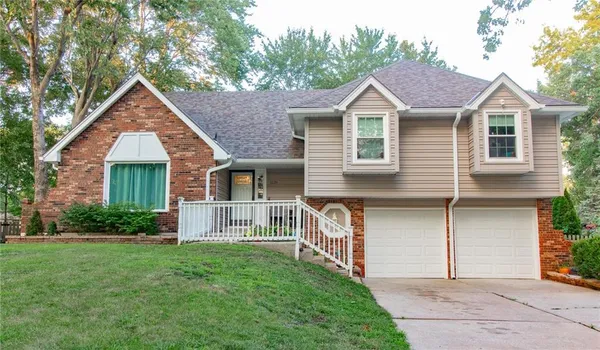 $375,000 | 1139 Northeast Clubhouse Court, Lee's Summit, MO 64086