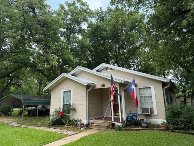 a view of a house with garden and yard