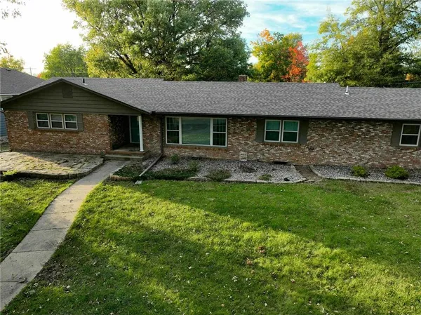 $300,000 | 402 Minnetare Lane, Hiawatha, KS 66434