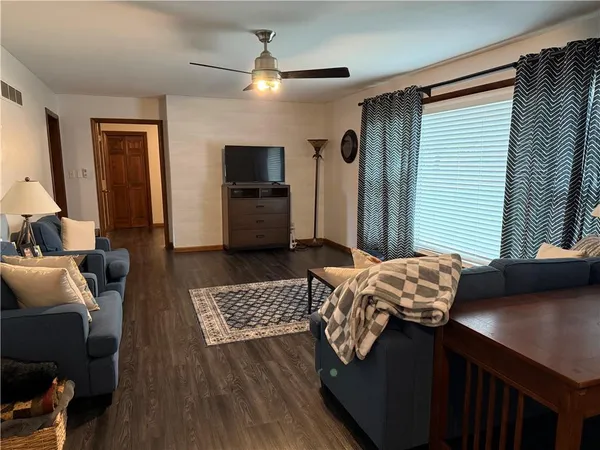 $300,000 | 402 Minnetare Lane, Hiawatha, KS 66434