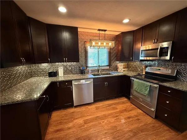 $300,000 | 402 Minnetare Lane, Hiawatha, KS 66434