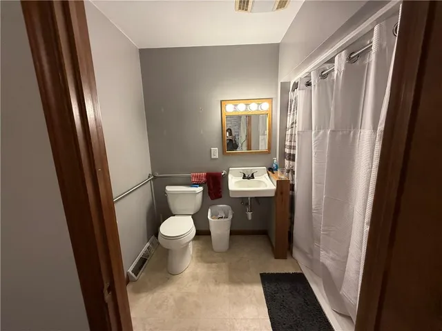 $319,000 | 402 Minnetare Lane, Hiawatha, KS 66434