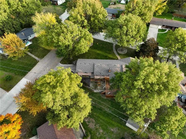 $300,000 | 402 Minnetare Lane, Hiawatha, KS 66434