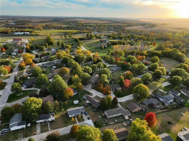 $319,000 | 402 Minnetare Lane, Hiawatha, KS 66434