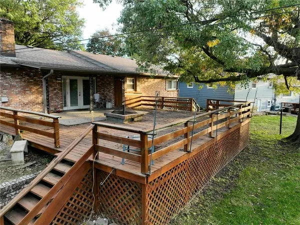 $300,000 | 402 Minnetare Lane, Hiawatha, KS 66434