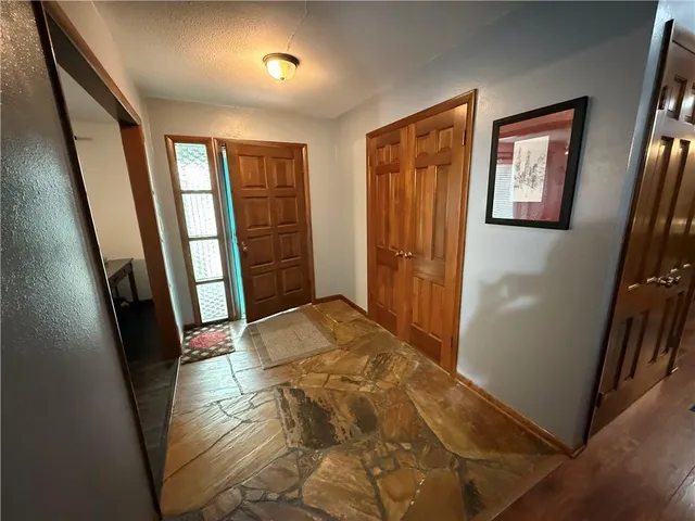 $319,000 | 402 Minnetare Lane, Hiawatha, KS 66434