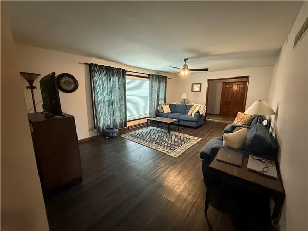 $300,000 | 402 Minnetare Lane, Hiawatha, KS 66434