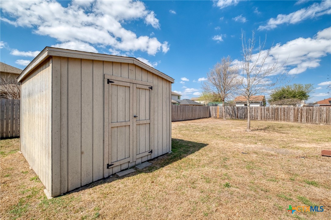 513 South Mockingbird Lane Lockhart, TX 78644 - Photo 25 of 25 a backyard of a house