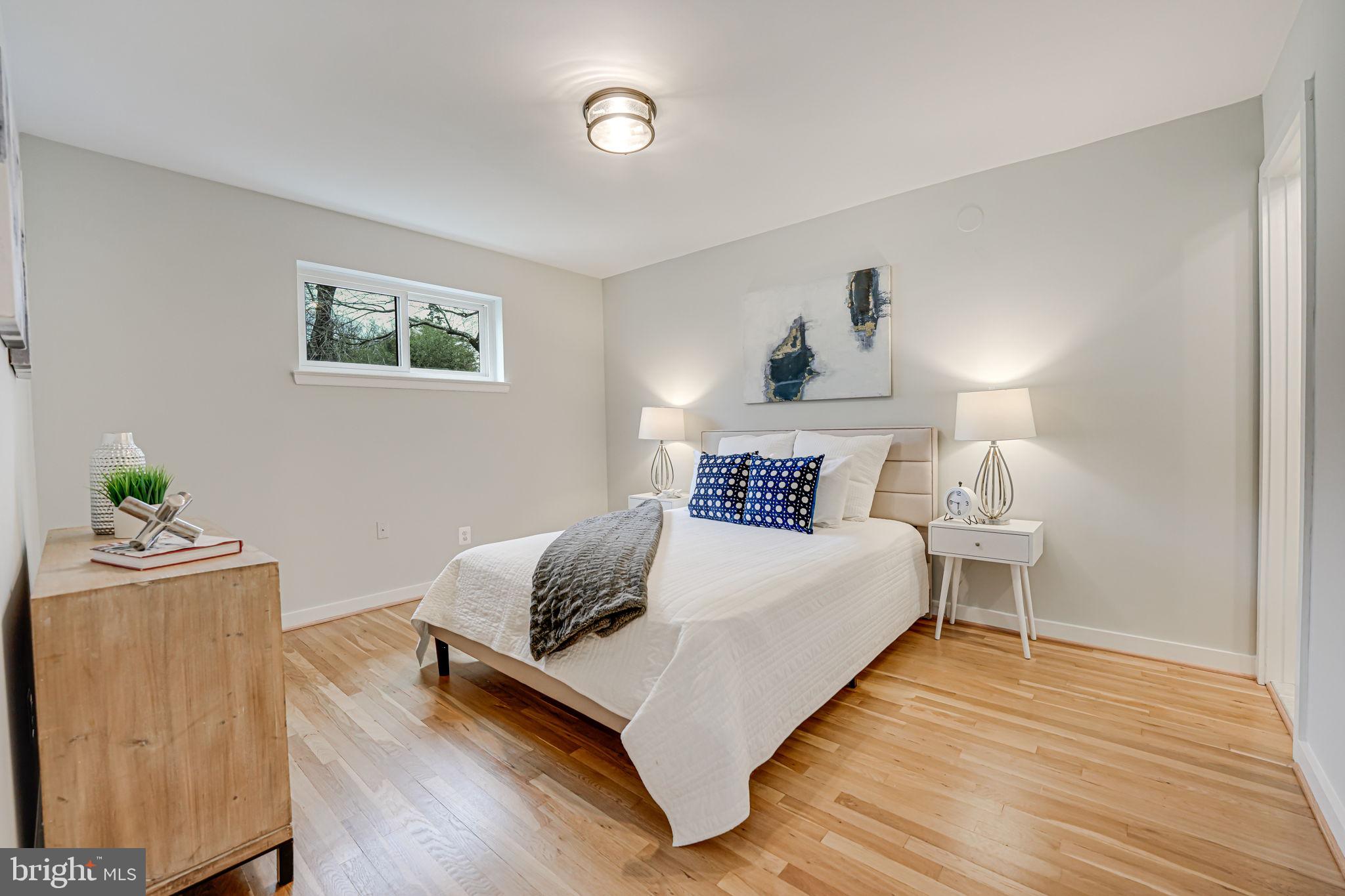 5108 Sutton Place Alexandria, VA 22304 - Photo 33 of 53 a bedroom with a bed and a table