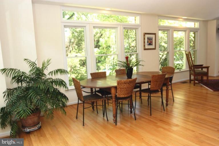 935 Peacock Station Road McLean, VA 22102 - Photo 12 of 30 Breakfast Area