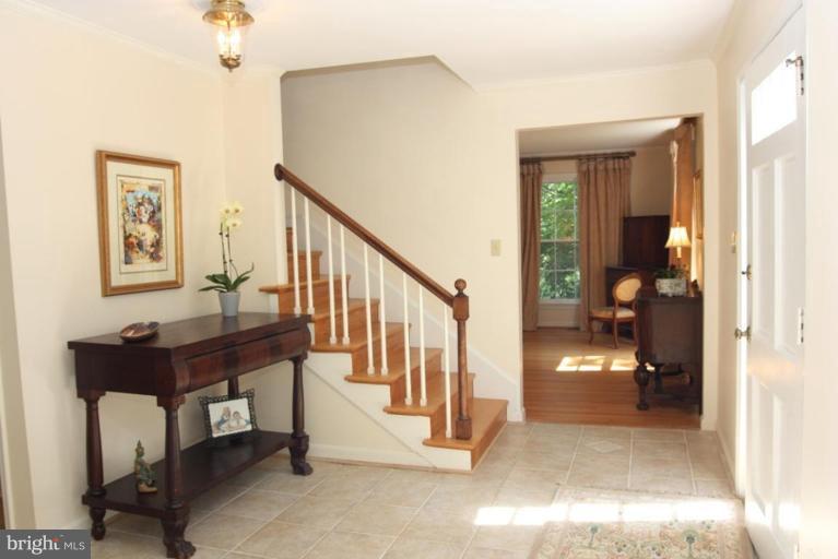 935 Peacock Station Road McLean, VA 22102 - Photo 16 of 30 Entrance / Foyer