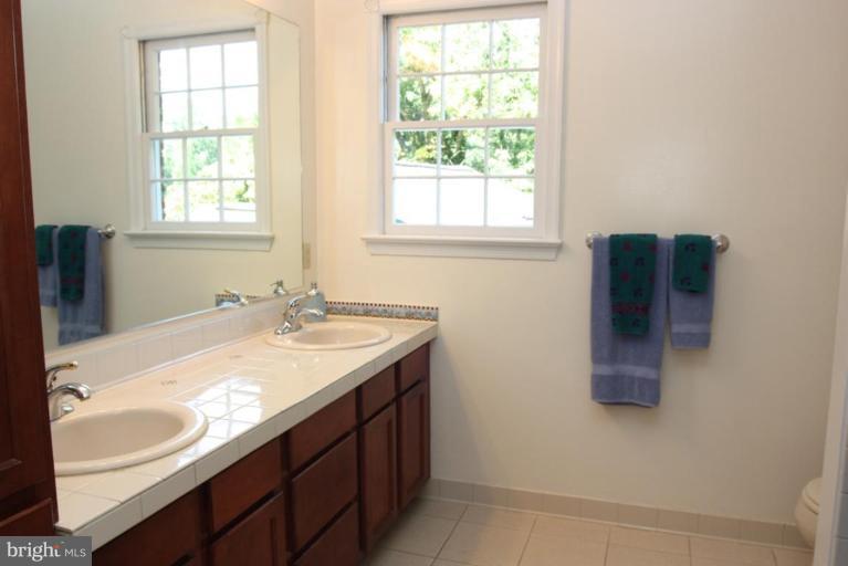 935 Peacock Station Road McLean, VA 22102 - Photo 17 of 30 Bath #2
