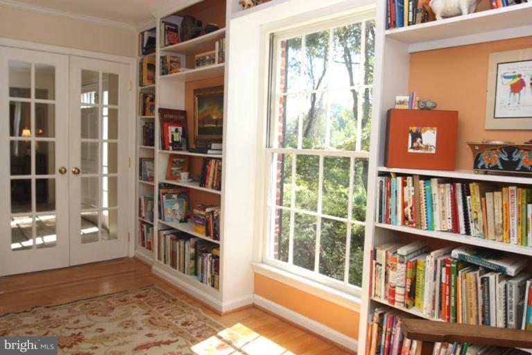 935 Peacock Station Road McLean, VA 22102 - Photo 21 of 30 Library