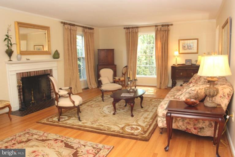 935 Peacock Station Road McLean, VA 22102 - Photo 25 of 30 Living Room