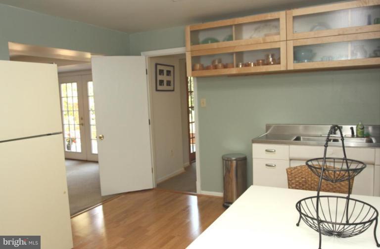 935 Peacock Station Road McLean, VA 22102 - Photo 27 of 30 Kitchenette