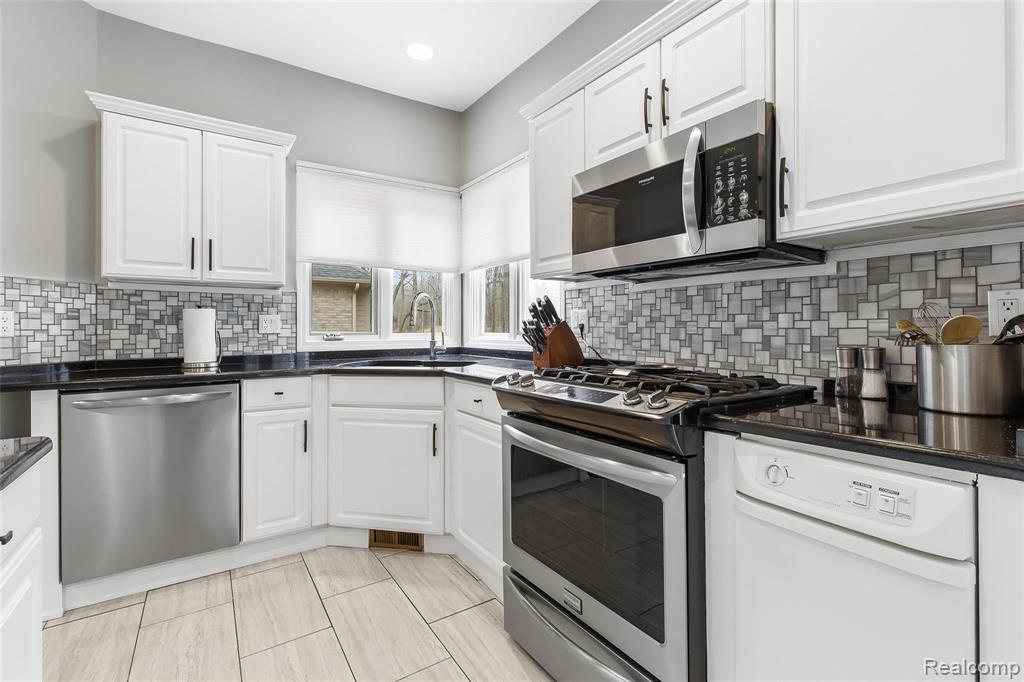 2192 Avon Lake Lane Rochester Hills, MI 48307 - Photo 19 of 51